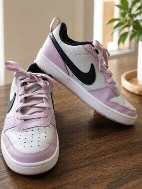 Kids- Nike Court Borough Low 2 sneakers in a photon dust and pink